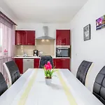 Four-bedroom In Nyaraló Valbandon