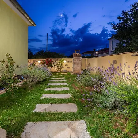 Amazing In Valbandon With Wifi Holiday home Fondole