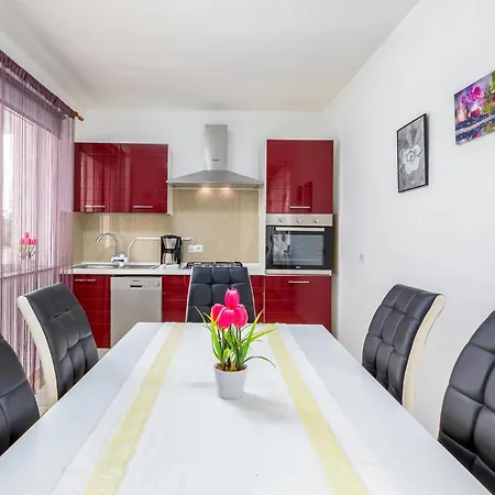 Four-bedroom In Vakantiehuis Valbandon