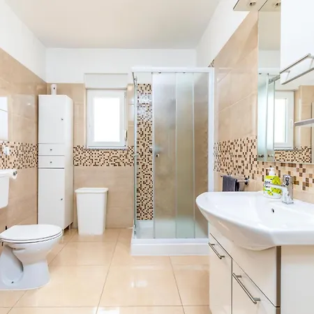 Four-bedroom In Vakantiehuis *