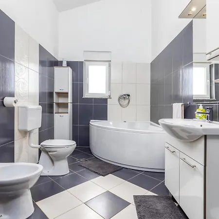 Holiday home Amazing In Valbandon With Wifi *